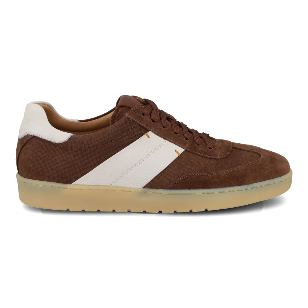 Tênis casual masculino Constantino Calçados modelo 867022-CO em couro marrom com detalhes off white, fechamento por cadarço e solado bege claro.